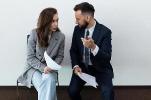 les collègues s'alignent les uns sur les autres avant de prendre une décision importante au bureau photo