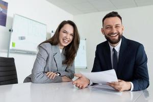 ambiance informelle conviviale lors d'une réunion dans la salle de réunion de deux employés, concept d'un leader à succès photo