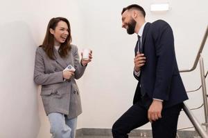 communication informelle entre un homme et une femme pendant une pause déjeuner au bureau photo