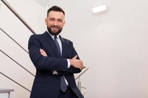 portrait d'un homme d'affaires d'âge moyen avec les bras croisés sur sa poitrine, concept de top manager photo