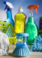 variété de produits de nettoyage, thème coloré de travail à domicile photo