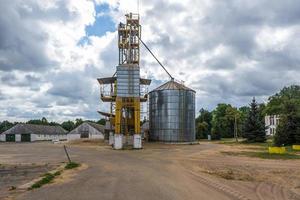 rangée d'agro-silos élévateur à greniers avec ligne de nettoyage des graines sur l'usine de fabrication agro-industrielle pour le traitement du séchage, le nettoyage et le stockage des produits agricoles photo