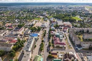 vue panoramique aérienne d'une grande hauteur d'une petite ville de province avec un secteur privé et des immeubles d'habitation de grande hauteur photo