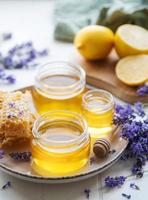 pot avec du miel et des fleurs de lavande fraîche photo