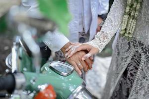 photo d'un homme et d'une femme avec une bague de mariage. jeune couple marié se tenant la main, jour du mariage de la cérémonie. les mains du couple nouvellement marié avec des alliances. Jakarta, le 24 octobre 2022