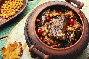 viande mijotée dans une marinade de baies photo