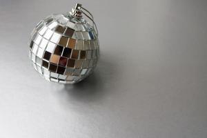 miroir argenté club de musique boule disco petit verre rond hiver brillant décoratif belle boule de noël festive de noël, jouet de noël collé sur des étincelles sur fond noir et blanc
