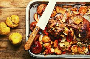 viande cuite au four avec des fruits d'automne photo