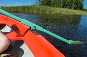 rames en bois pour le bateau descendu dans l'eau lors d'une promenade de repos sur l'eau du lac la rivière la mer sur la nature photo