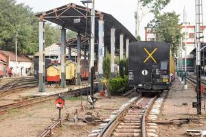 vue sur les voies ferrées du train jouet depuis le milieu pendant la journée près de la gare de kalka en inde, vue sur la voie du train jouet, jonction ferroviaire indienne, industrie lourde photo