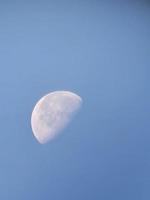 lune du matin dans le ciel bleu photo