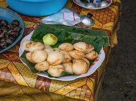 Pâtisserie grillée au mortier traditionnel du Laos ub la boutique de la ville de vangvieng au laos photo