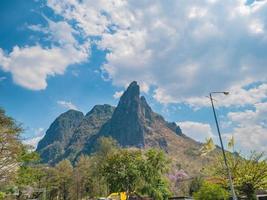 vue panoramique sur la montagne pha nok khao dans le district de phu kradueng ville de loei en thaïlande.parc national de phu kradueng la célèbre montagne en thaïlande photo