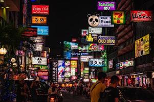 bangkok.thailand-3 dec 2019.touriste inconnu ou personnes marchant dans la route soi thaniya silom bangkok thaïlande dans la nuit.silom est sans aucun doute l'un des quartiers financiers les plus importants de bangkok photo