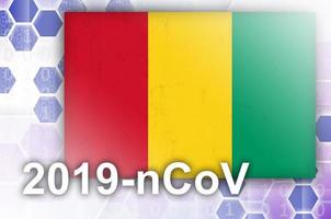 drapeau de la guinée et composition abstraite numérique futuriste avec inscription 2019-ncov. concept d'épidémie de covid-19 photo