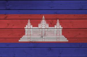 drapeau du cambodge représenté dans des couleurs de peinture vives sur un vieux mur en bois. bannière texturée sur fond rugueux photo