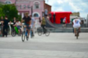 image défocalisée de beaucoup de gens avec des vélos bmx. rencontre des fans de sports extrêmes photo