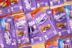 kharkov, ukraine - 8 décembre 2020 de nombreux emballages de chocolat milka violet. milka est une marque suisse de confiserie chocolatée fabriquée par la société mondelez international photo