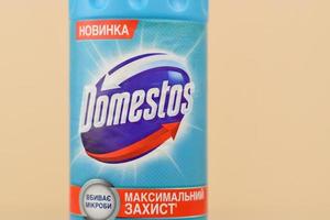 kharkiv, ukraine - 2 mai 2021 bouteille bleue domestos. domestos est une gamme de produits d'entretien ménager qui contient de l'eau de javel fabriquée par unilever photo