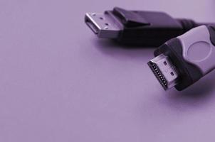 prise de câble d'ordinateur audio vidéo hdmi et connecteur mâle displayport plaqué or 20 broches pour une connexion sans faille sur fond violet photo