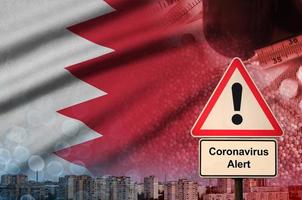drapeau de bahreïn et panneau d'alerte coronavirus 2019-ncov. concept de forte probabilité d'épidémie de nouveau coronavirus par les touristes voyageurs photo