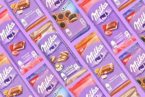 kharkov, ukraine - 8 décembre 2020 de nombreuses barres de chocolat violet milka. milka est une marque suisse de confection de chocolat fabriquée à l'international par la société mondelez international photo