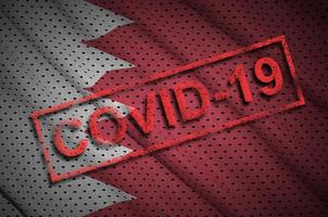 drapeau de bahreïn et timbre rouge covid-19. épidémie de coronavirus 2019-ncov photo