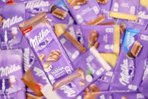 kharkov, ukraine - 8 décembre 2020 de nombreux emballages de chocolat milka violet. milka est une marque suisse de confiserie chocolatée fabriquée par la société mondelez international photo