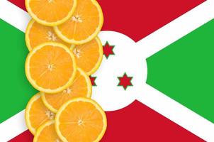 drapeau du burundi et rangée verticale de tranches d'agrumes photo