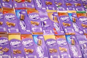 kharkov, ukraine - 8 décembre 2020 de nombreux emballages de chocolat milka violet. milka est une marque suisse de confiserie chocolatée fabriquée par la société mondelez international photo