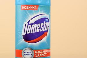 kharkiv, ukraine - 2 mai 2021 bouteille bleue domestos. domestos est une gamme de produits d'entretien ménager qui contient de l'eau de javel fabriquée par unilever photo