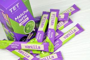 kharkov, ukraine - 28 décembre 2020 pack de bâtonnets de thé à la vanille tet matcha latte. vrai thé anglais fabriqué par sun generation ltd au royaume-uni photo