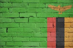 le drapeau de la zambie est peint sur un vieux mur de briques photo