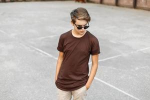 jeune homme élégant avec une coiffure à lunettes de soleil photo