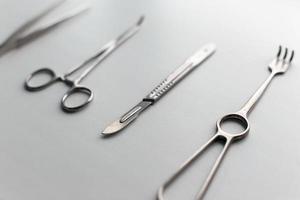 scalpel en acier avec des outils médicaux sur un tableau blanc. photo