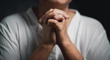 concept de religion chrétienne. prière de crise de la vie chrétienne à dieu. la femme prie pour la bénédiction de Dieu pour souhaiter avoir une meilleure vie.la femme adore la main de Dieu. demander pardon et croire en la bonté. photo