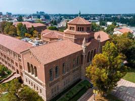 vue aérienne du royce hall de l'université de californie, los angeles photo