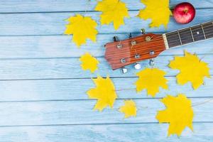 guitare et feuilles d'automne photo