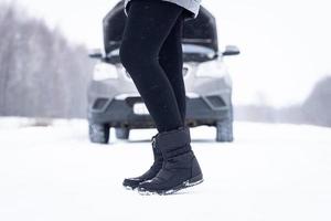 les filles ont un problème avec une voiture cassée le jour de la neige photo