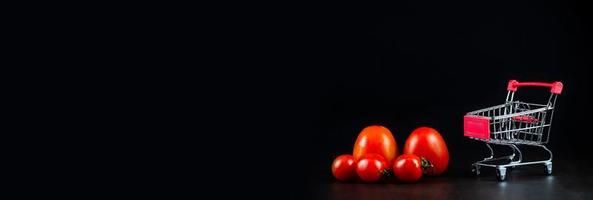 tomate dans le panier photo
