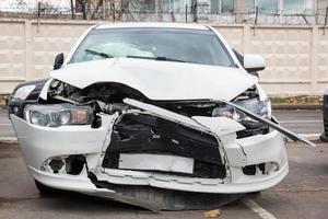 l'avant d'une voiture noire est endommagé par un accident sur la route photo