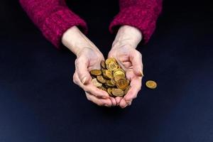 pièces entre les mains d'un retraité photo