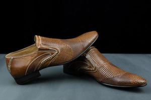 chaussures pour hommes fond noir photo