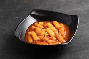 gâteau de riz coréen frit tteokbokki, tteokbokki épicé, cuisine de style coréen. photo