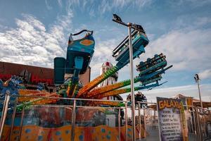 Les vacanciers sur les montagnes russes et les manèges au parc d'attractions de Brighton photo