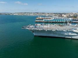 puissant uss à mi-chemin - un porte-avions de la marine américaine, le navire de tête de sa classe. photo