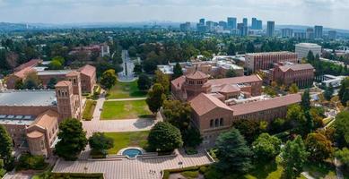 vue aérienne du royce hall de l'université de californie, los angeles photo