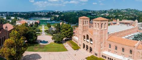 vue aérienne du royce hall de l'université de californie, los angeles photo