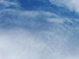 ciel bleu avec fond de nuages gonflés photo