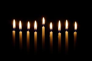 bougies de hanukkah dans le noir photo